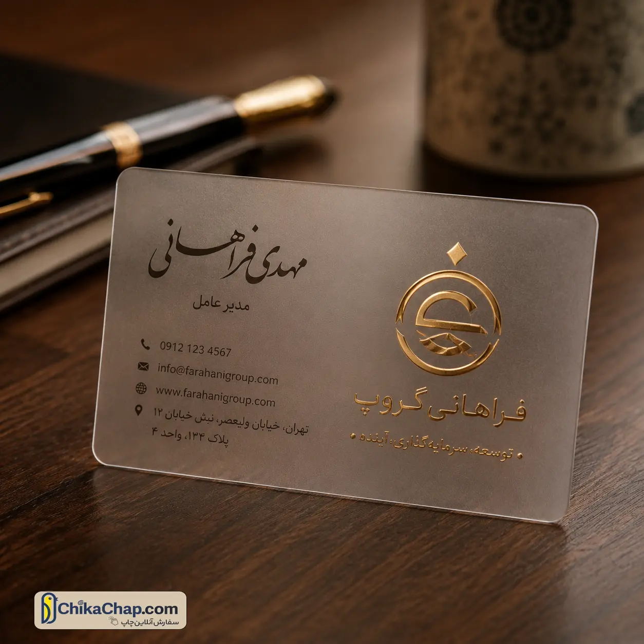 سفارش کارت ویزیت شفاف روی میز کار مدیریتی در دفتر شرکت